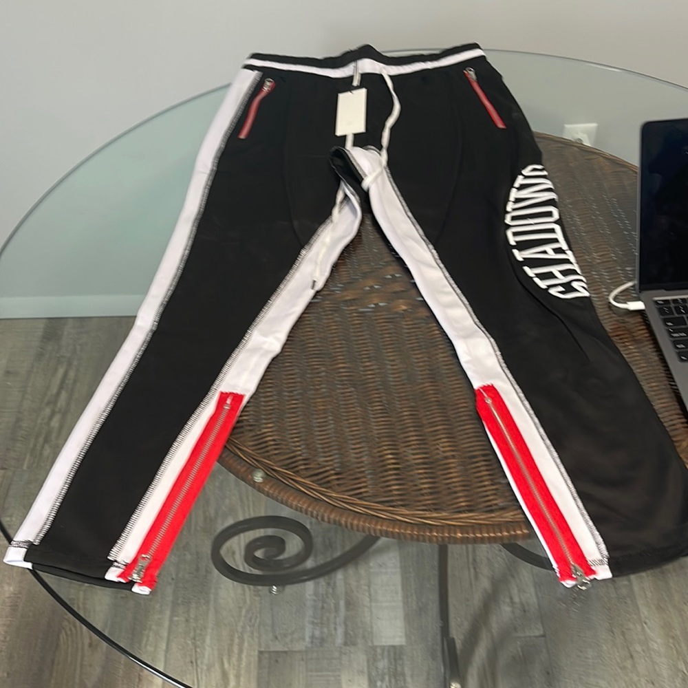 BRAND NEW NEVER WORN RENOWNED LA JOGGERS WITH ZIPPERS BLACK WHITE AND RED SIZE L